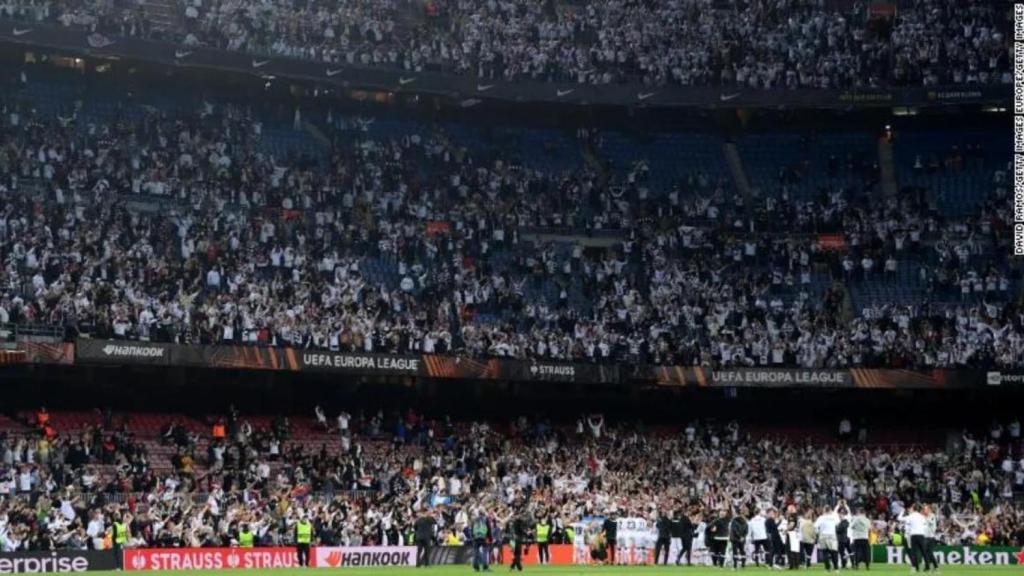Los aficionados del Eintracht de Frankfurt inavden el Camp Nou
