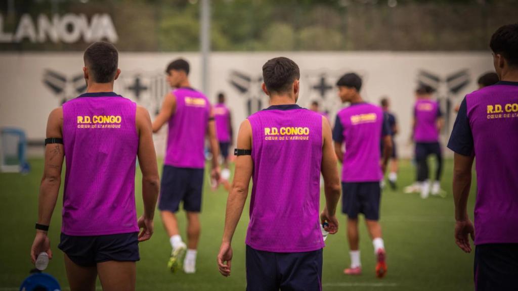 Los jugadores del Barça saltan al césped de la Ciutat Esportiva Joan Gamper para un entrenamiento