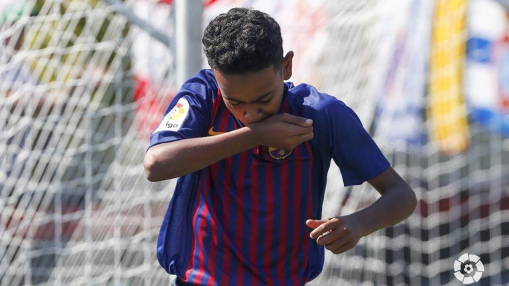 Lamine Yamal celebra un gol con el Alevín A del Barça