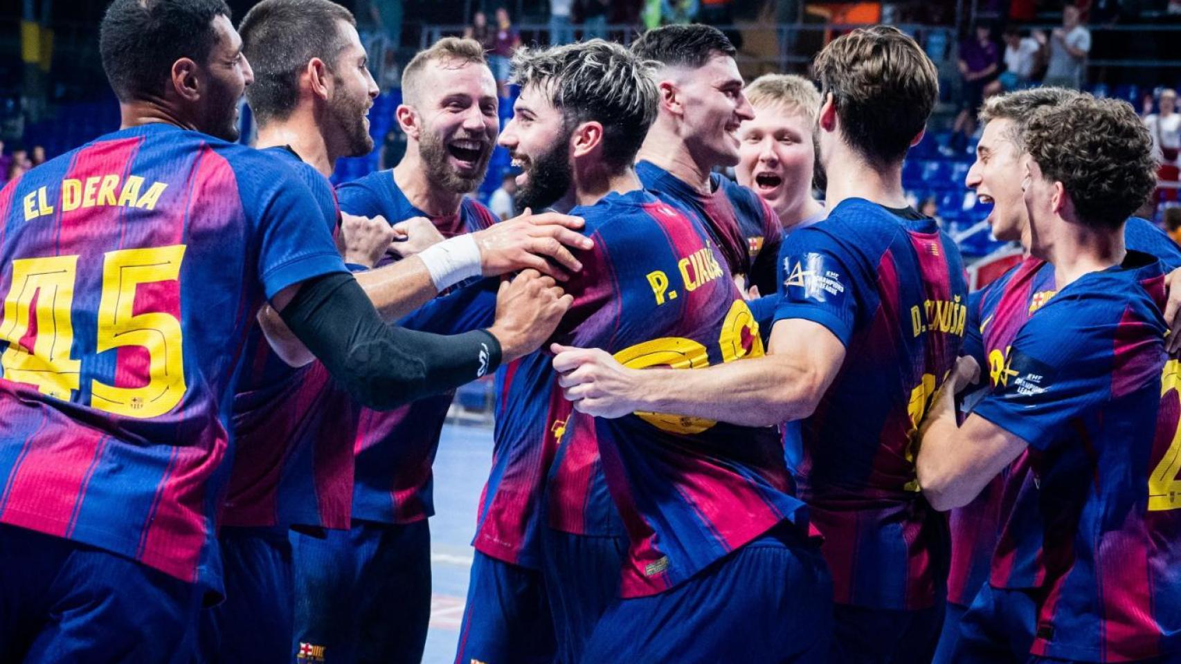 Los jugadores del Barça de balonmano celebran una victoria en el estreno de la Champions League 2025-26