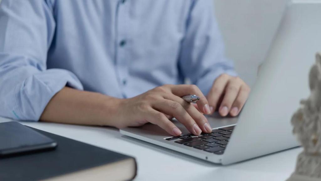 Un trabajador con su ordenador: las soluciones tecnológicas de Telefónica permiten que las operaciones de red sean luidas y ágiles