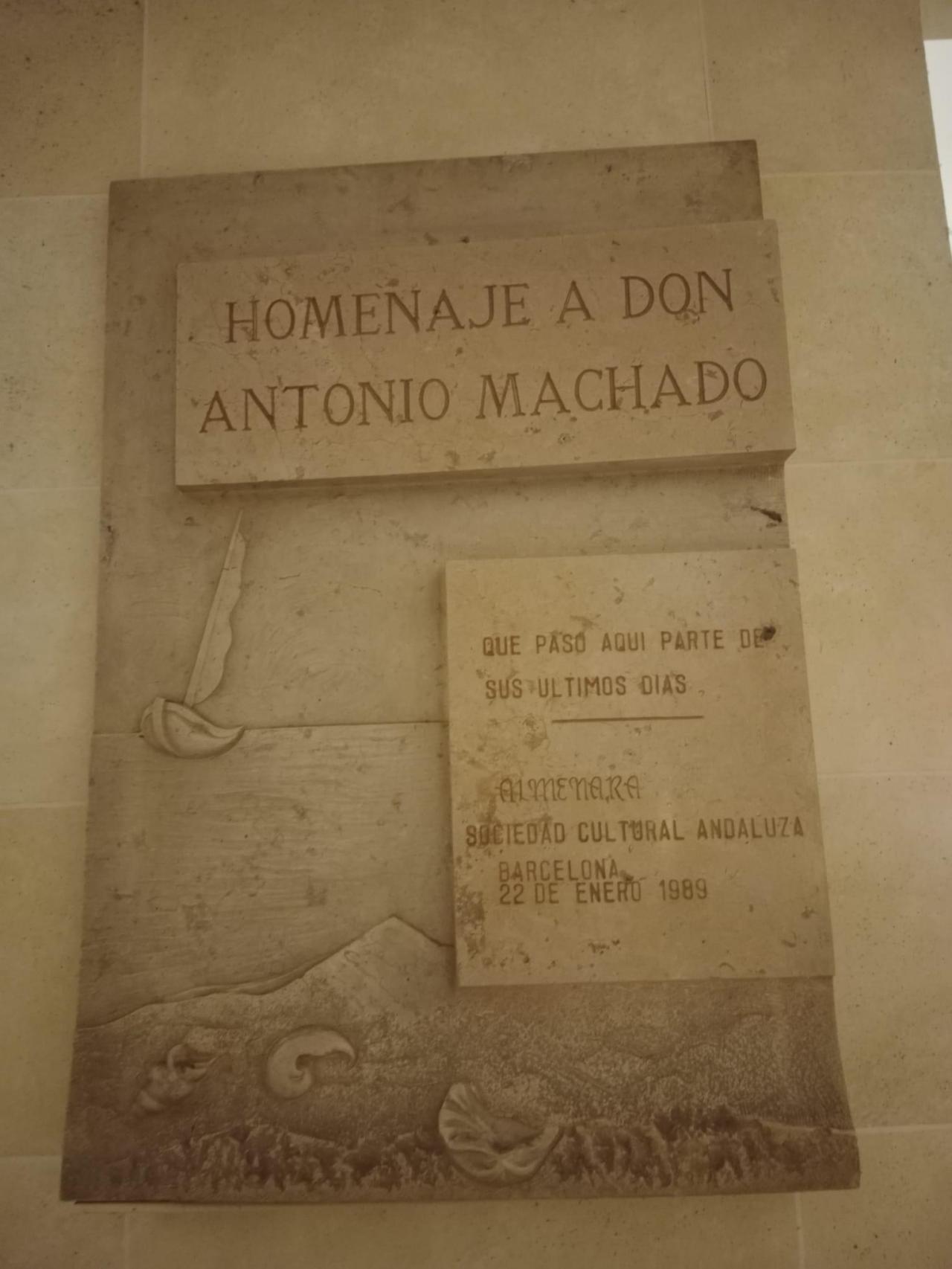 Placa en recuerdo de Machado en el hotel Majestic