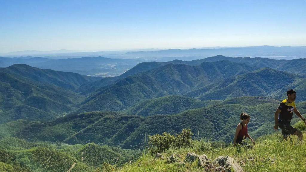 Excursionista en las montañas de Les Guilleries