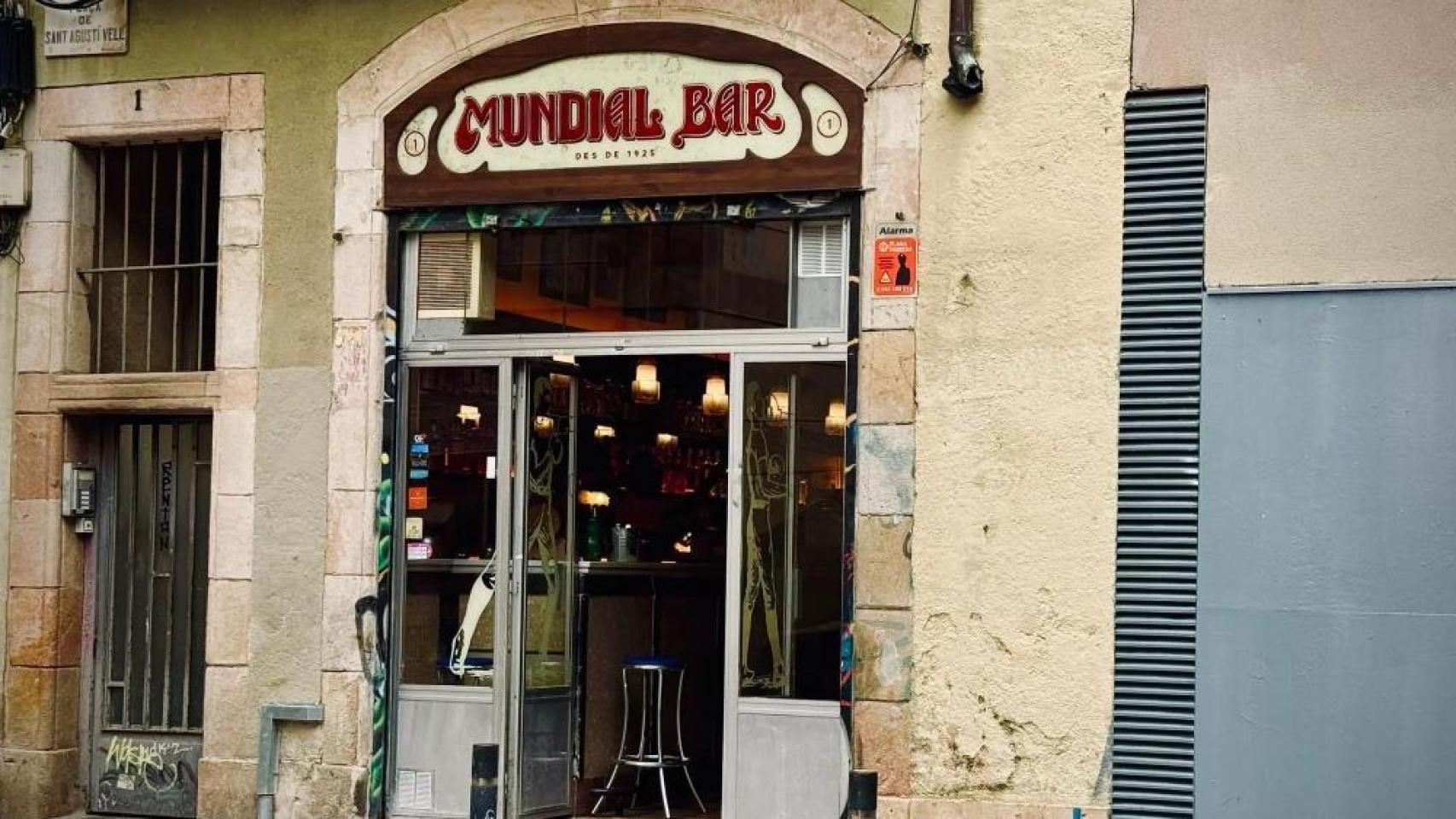 Entrada del Bar Mundial en el barrio del Born (Barcelona)