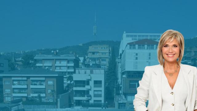 Una imagen de Julia Otero con el barrio de Les Tres Torres de fondo