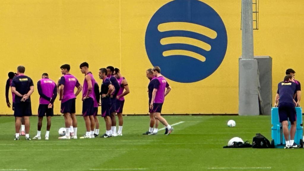 Hansi Flick charla con Frenkie de Jong antes del Barça-Valencia