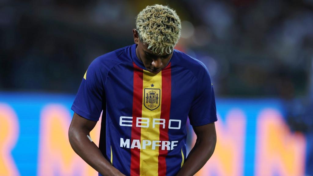 Lamine Yamal durante un calentamiento con la selección española