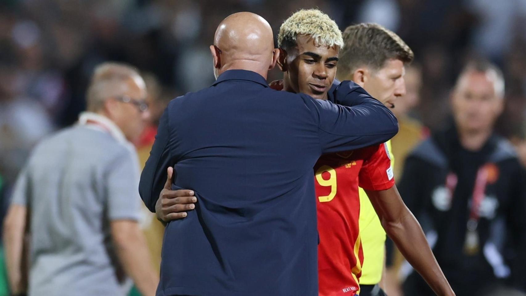 Luis de la Fuente abraza a Lamine Yamal