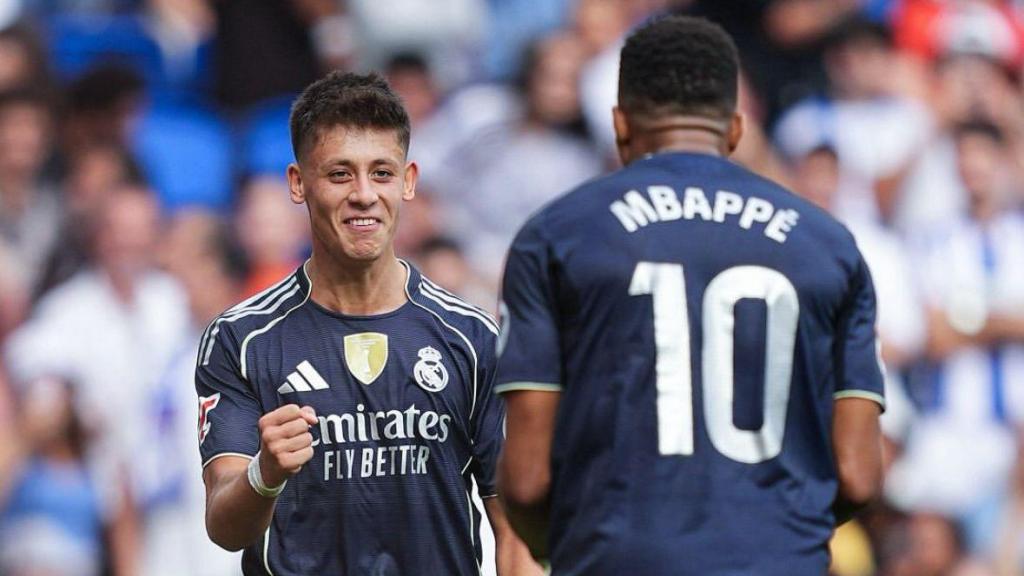 Arda Güler y Kylian Mbappé celebran el 0 a 2 del Real Madrid contra la Real Sociedad en el Reale Arena