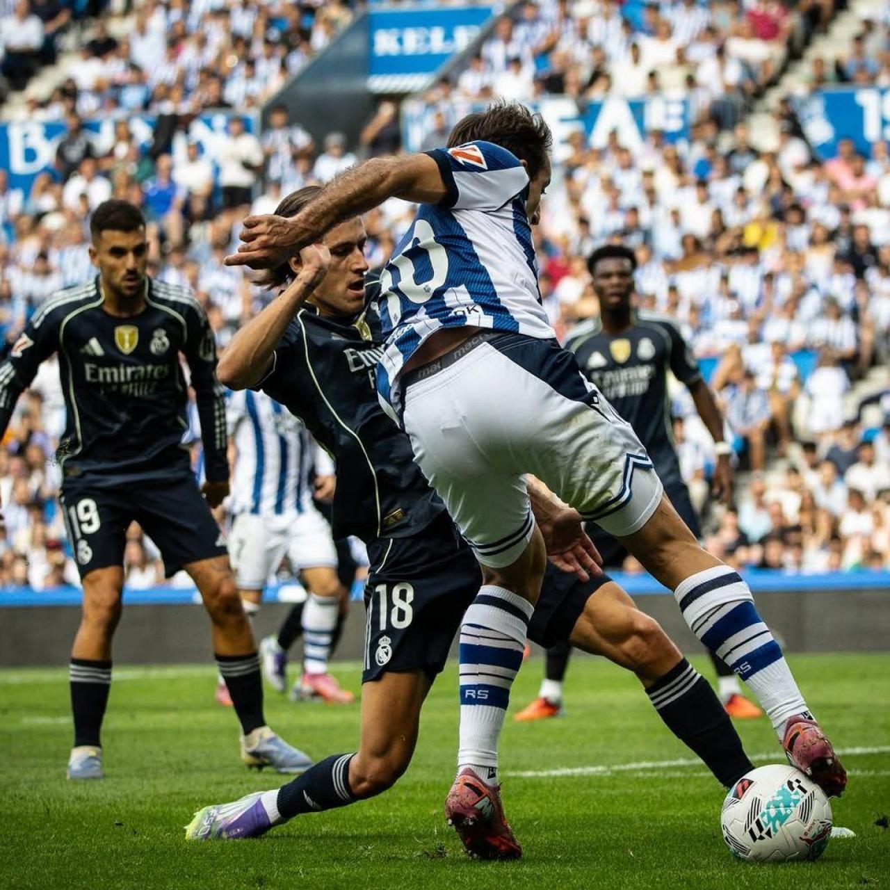 Mikel Oyarzabal regatea a Álvaro Carreras en el encuentro de ida entre la Real Sociedad y el Real Madrid de la Liga 2025-26