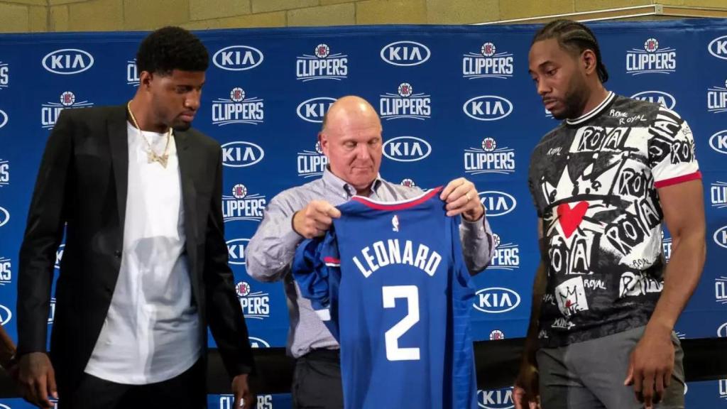 Paul George, Steve Ballmer y Kawhi Leonard en la presentación de los dos jugadores con Los Angeles Clippers