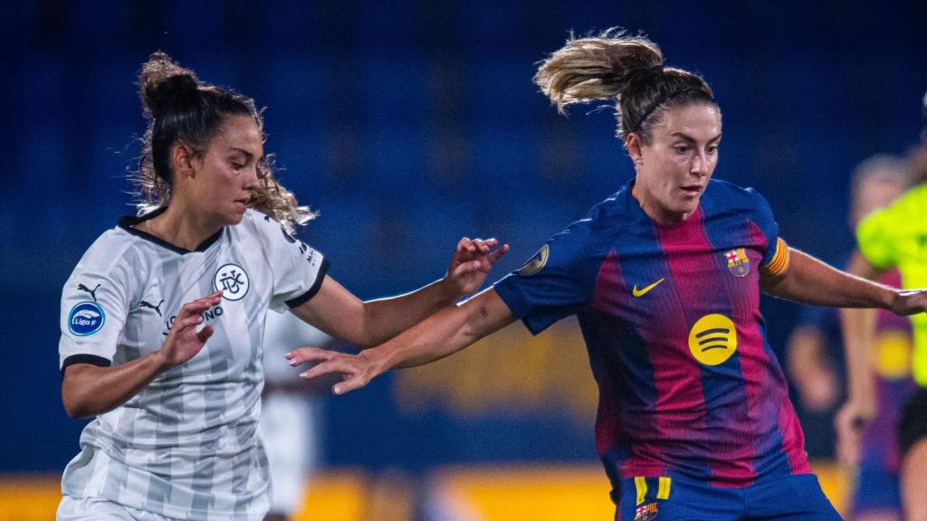 Alexia Putellas conduce el balón ante el DUX Logroño durante la tercera jornada de la Liga F 2025-26