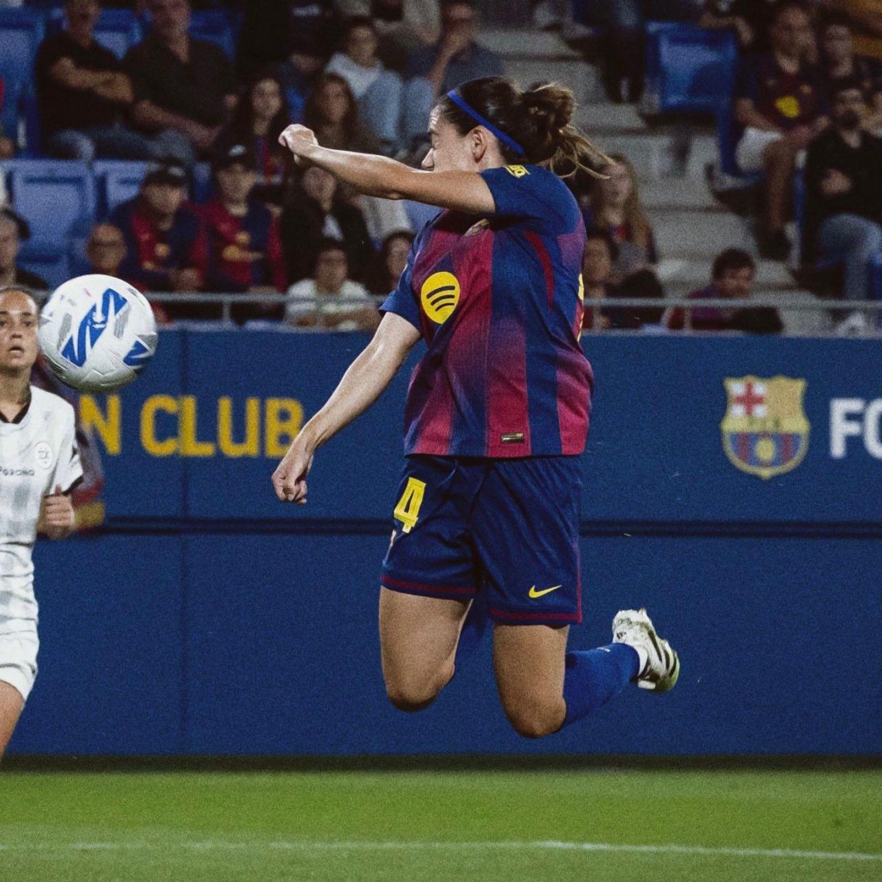 Aitana Bonmatí remata un balón con la espuela de su bota en el partido del Barça Femenino contra el DUX Logroño