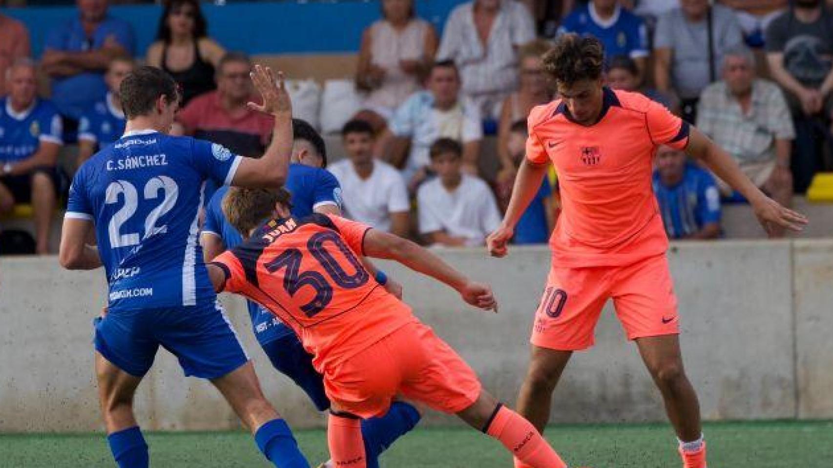 Juan Hernández y Guille Fernández luchan por el balón ante el Andratx