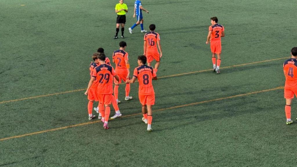 Los jugadores del Barça B celebran el gol de Juan Fernández ante el Andratx