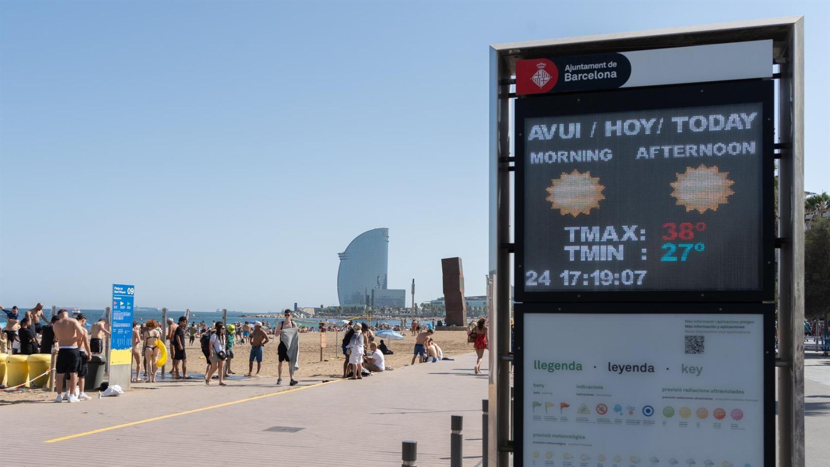 Imagen de archivo de un aviso de calor este verano en Barcelona