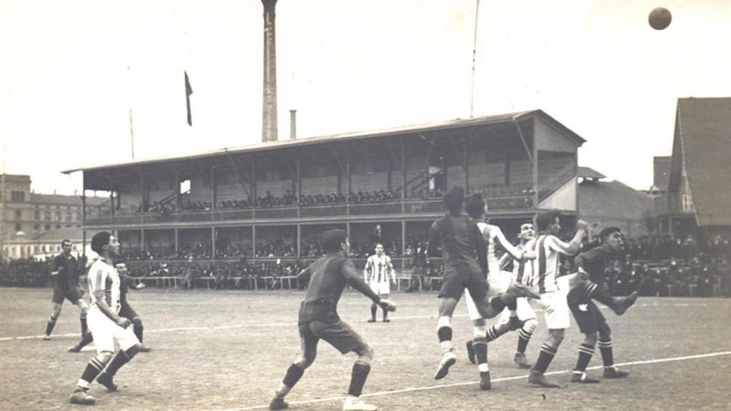 Un partido del FC Barcelona en el Campo de la Calle Industria en 1912