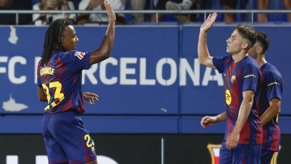Jules Koundé y Fermín López celebran el gol del mediapunta ante el Valencia