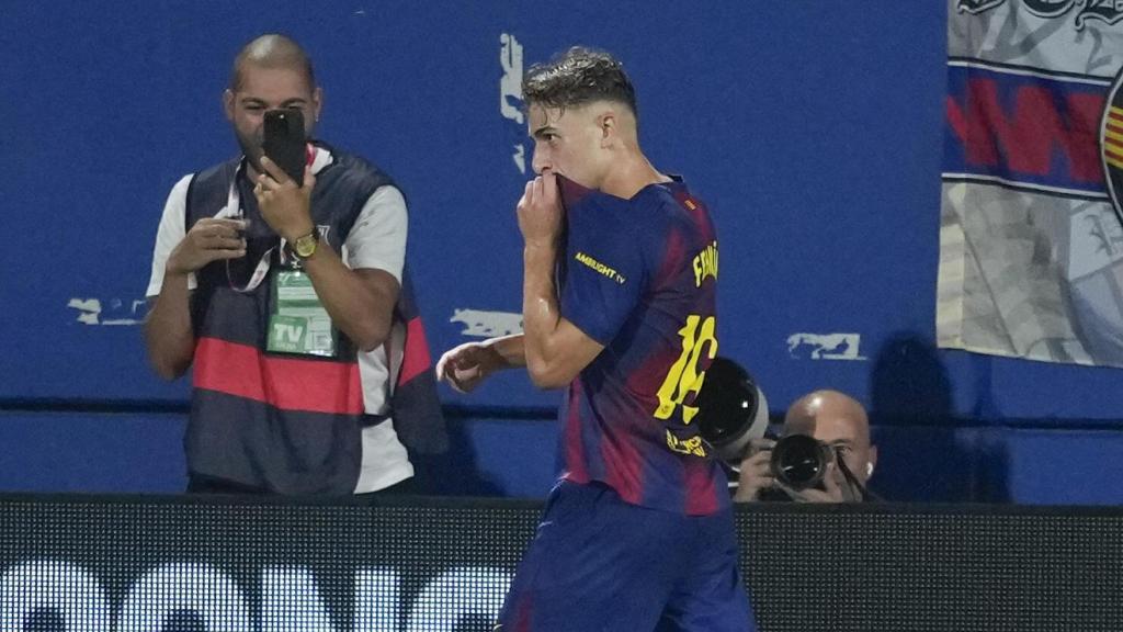 Fermín López se besa el escudo del Barça tras su gol ante el Valencia