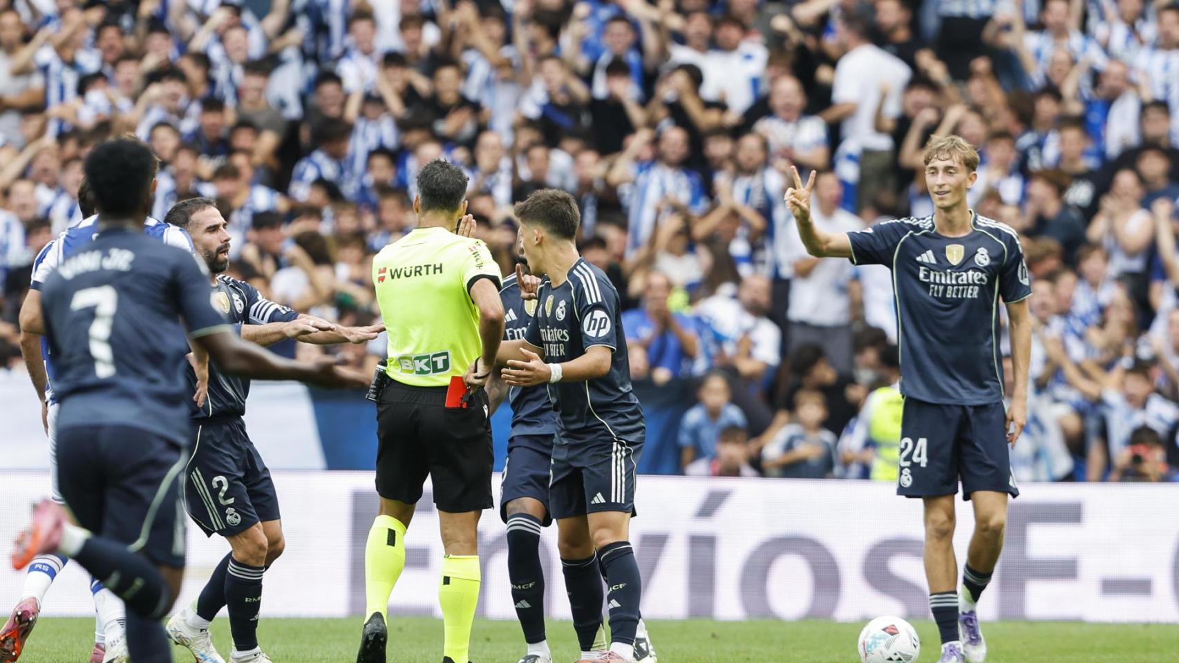 Gil Manzano expulsa a Huijsen durante el Real Sociedad-Real Madrid