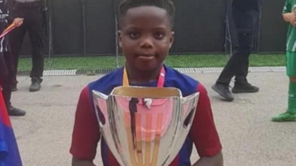 Destiny Kosiso levantando un trofeo con el Barça