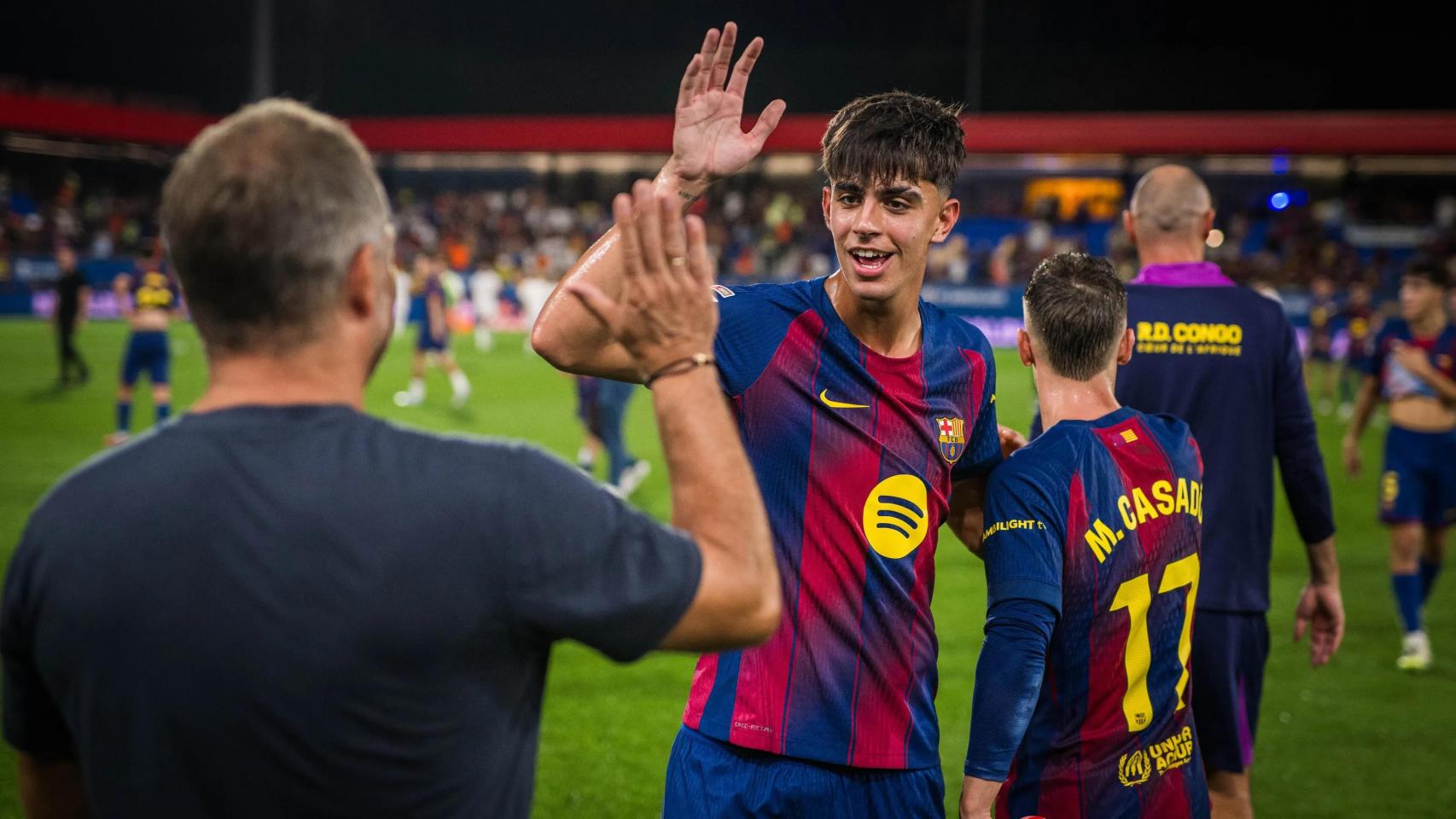 Hansi Flick abraza a Marc Bernal tras el Barça-Valencia