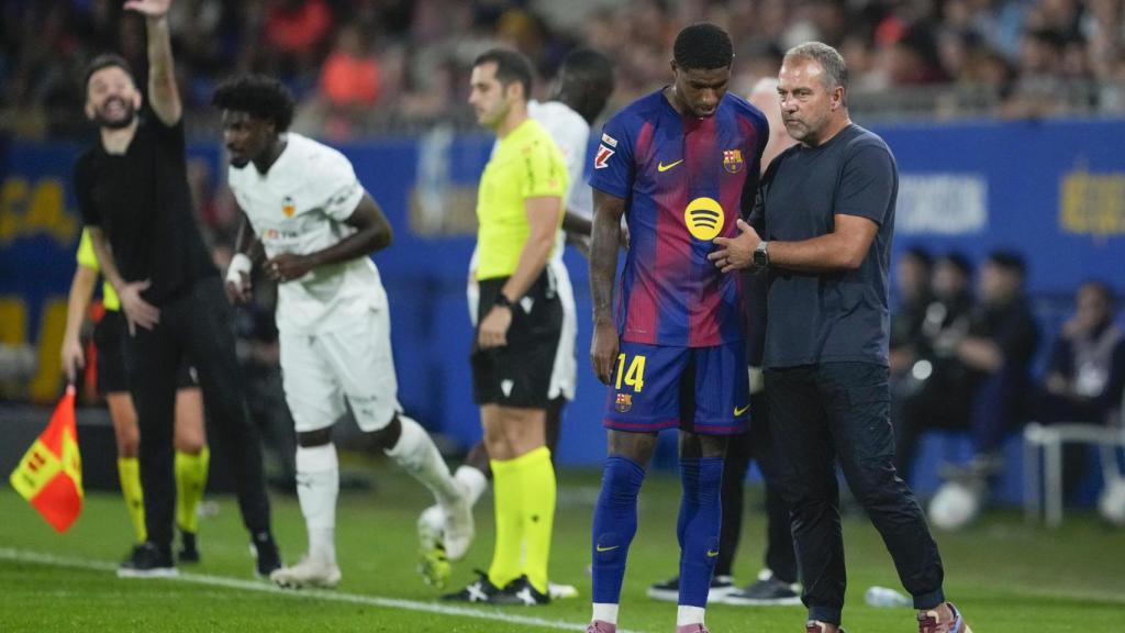 Hansi Flick charla con Marcus Rashford durante el Barça-Valencia