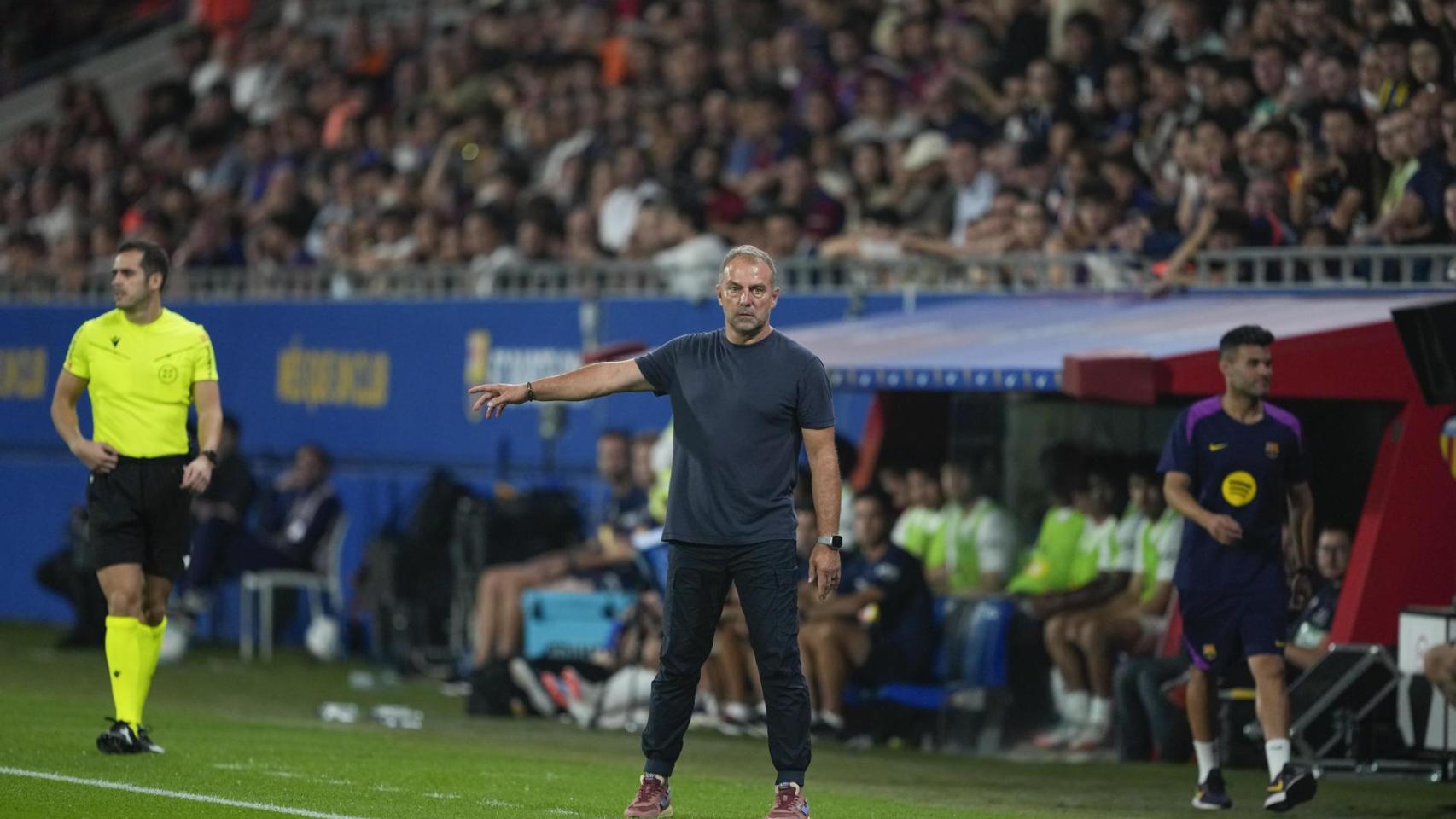 Hansi Flick da indicaciones a sus jugadores durante el Barça-Valencia