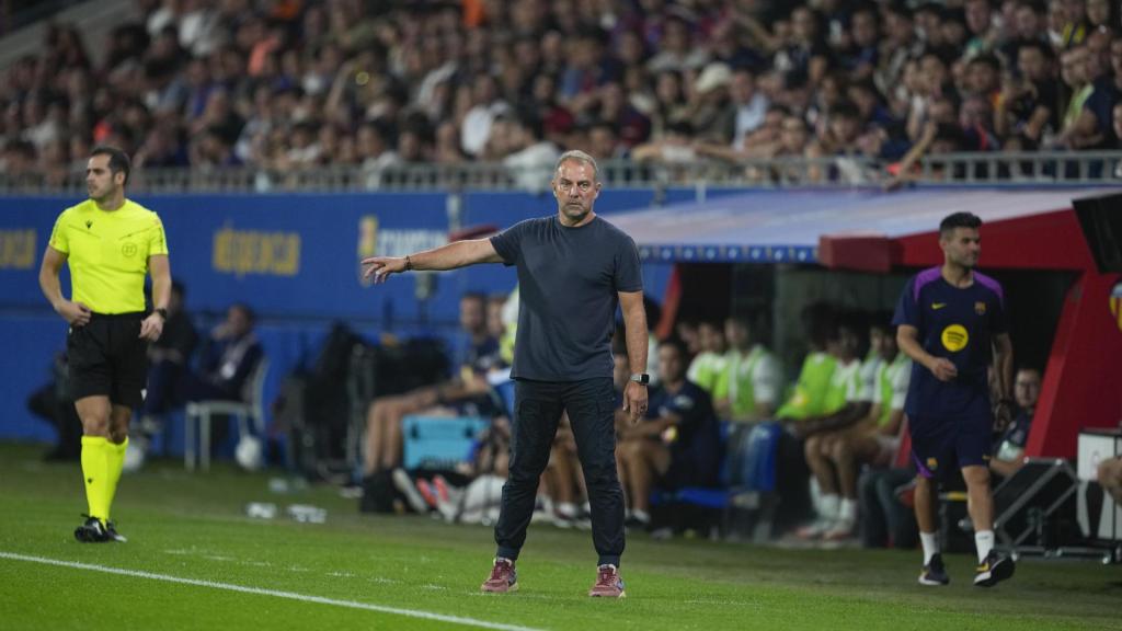 Hansi Flick da indicaciones a sus jugadores durante el Barça-Valencia