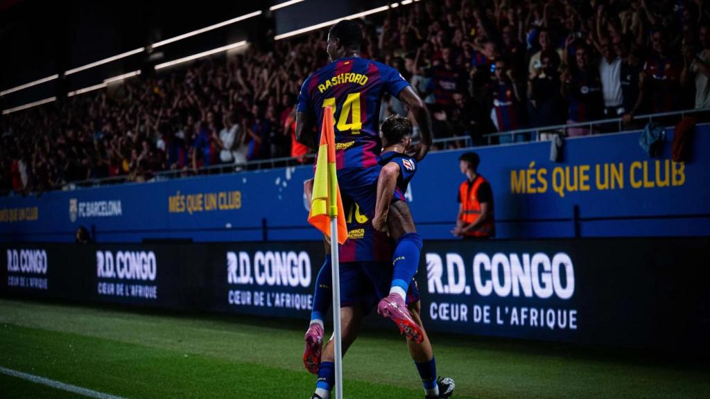 Marcus Rashford salta sobre Fermín López, autor de dos goles durante el Barça-Valencia