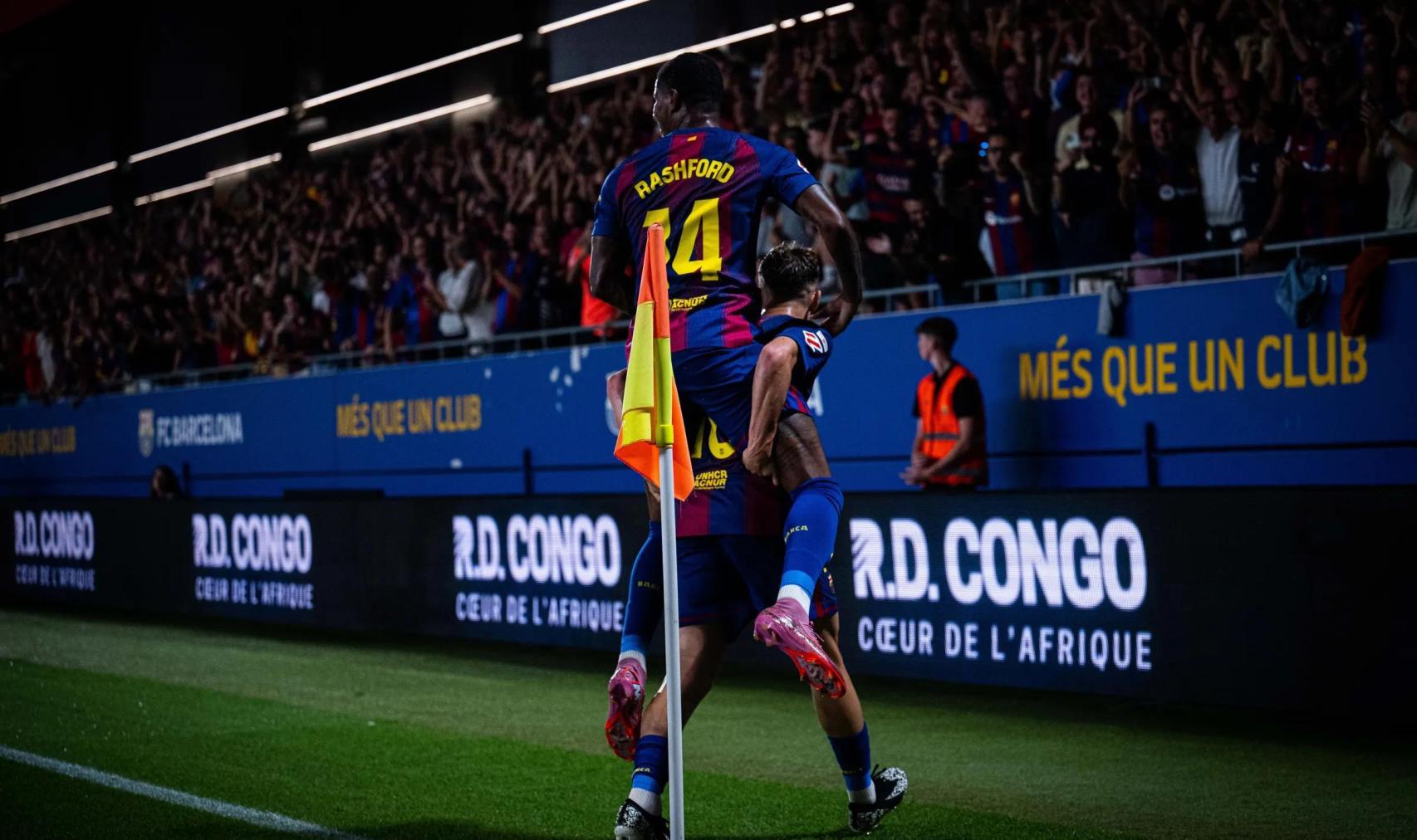 Marcus Rashford salta sobre Fermín López, autor de dos goles durante el Barça-Valencia