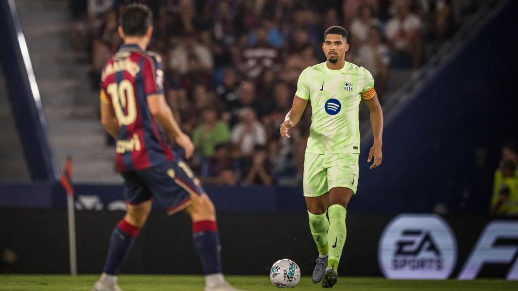 Ronald Araujo durante el Levante-Barça