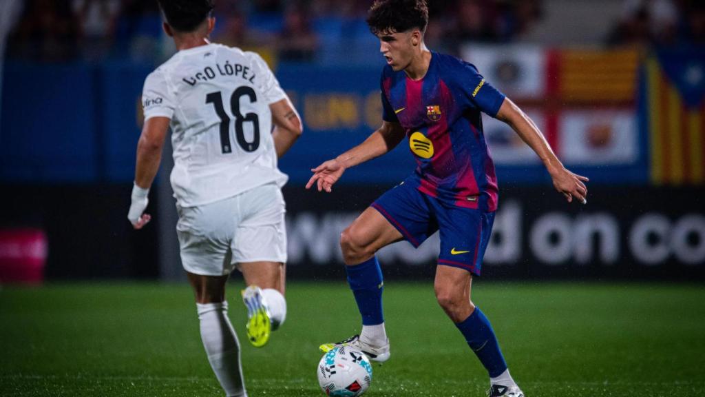 Pau Cubarsí controla un balón durante el Barça-Valencia
