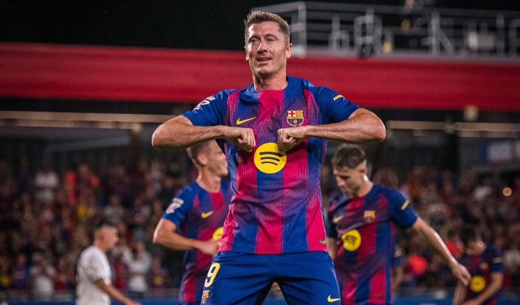 Robert Lewandowski celebra uno de sus dos goles ante el Valencia en el Estadi Johan Cruyff
