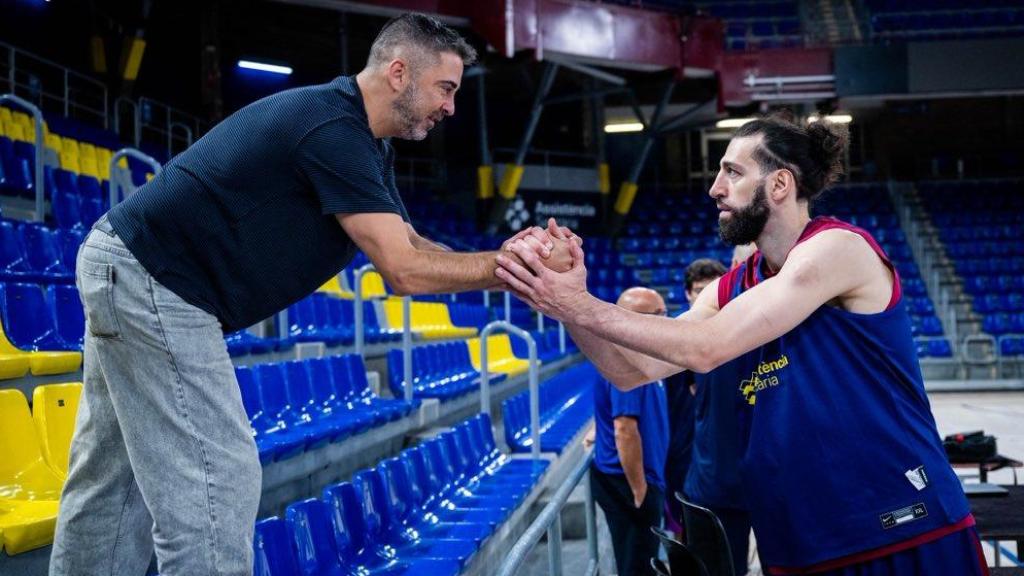 Juan Carlos Navarro saluda a Tornike Shengelia en un entrenamiento del Barça de basket