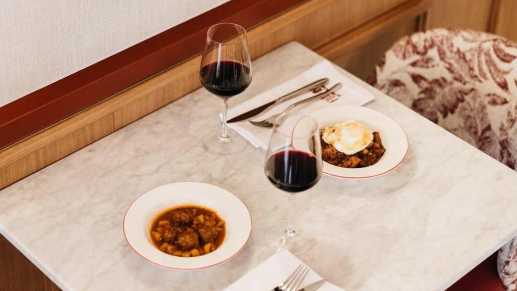 Una mesa lista para comer en el restaurante Ultramarinos Fleming de Barcelona