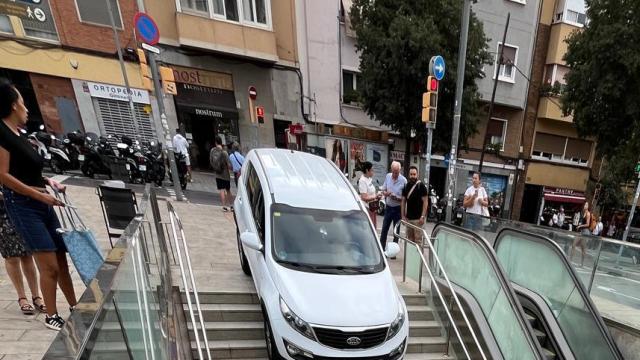 Un coche cae por las escaleras del metro de Barcelona en el Guinardó