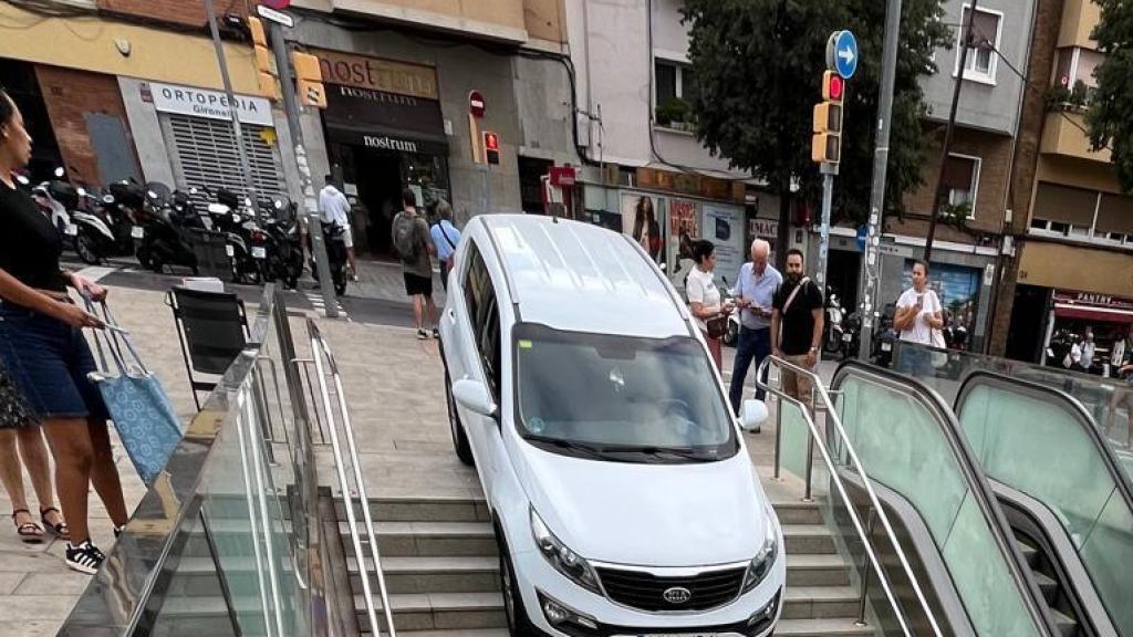 Un coche cae por las escaleras del metro de Barcelona en el Guinardó