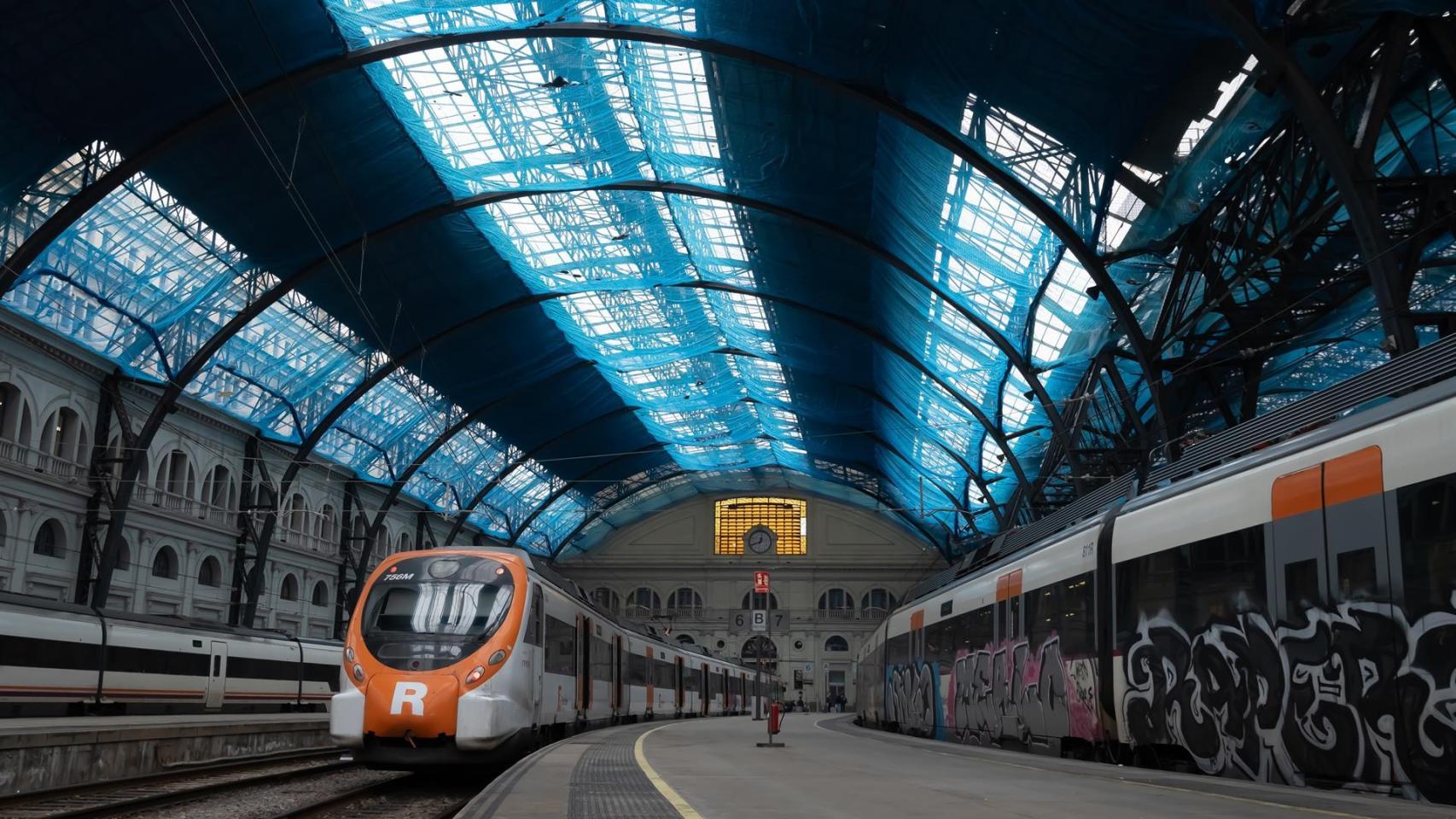 Dos trenes de Rodalies estacionados en la Estació de França