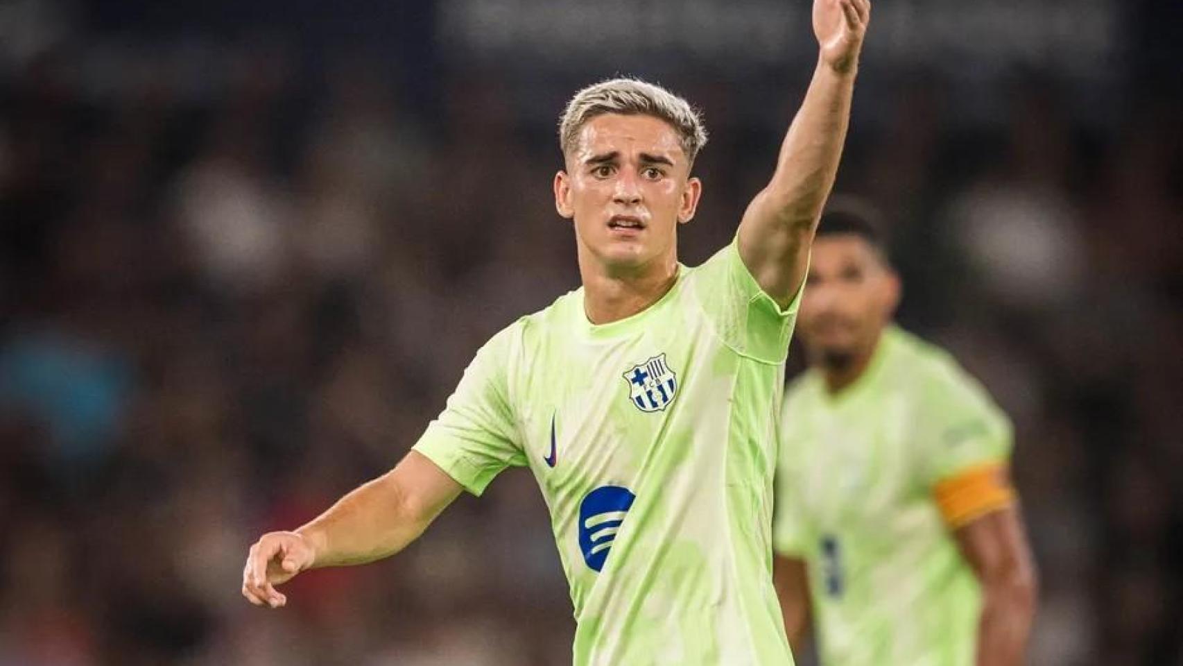 Gavi protesta una acción durante el Levante-Barça