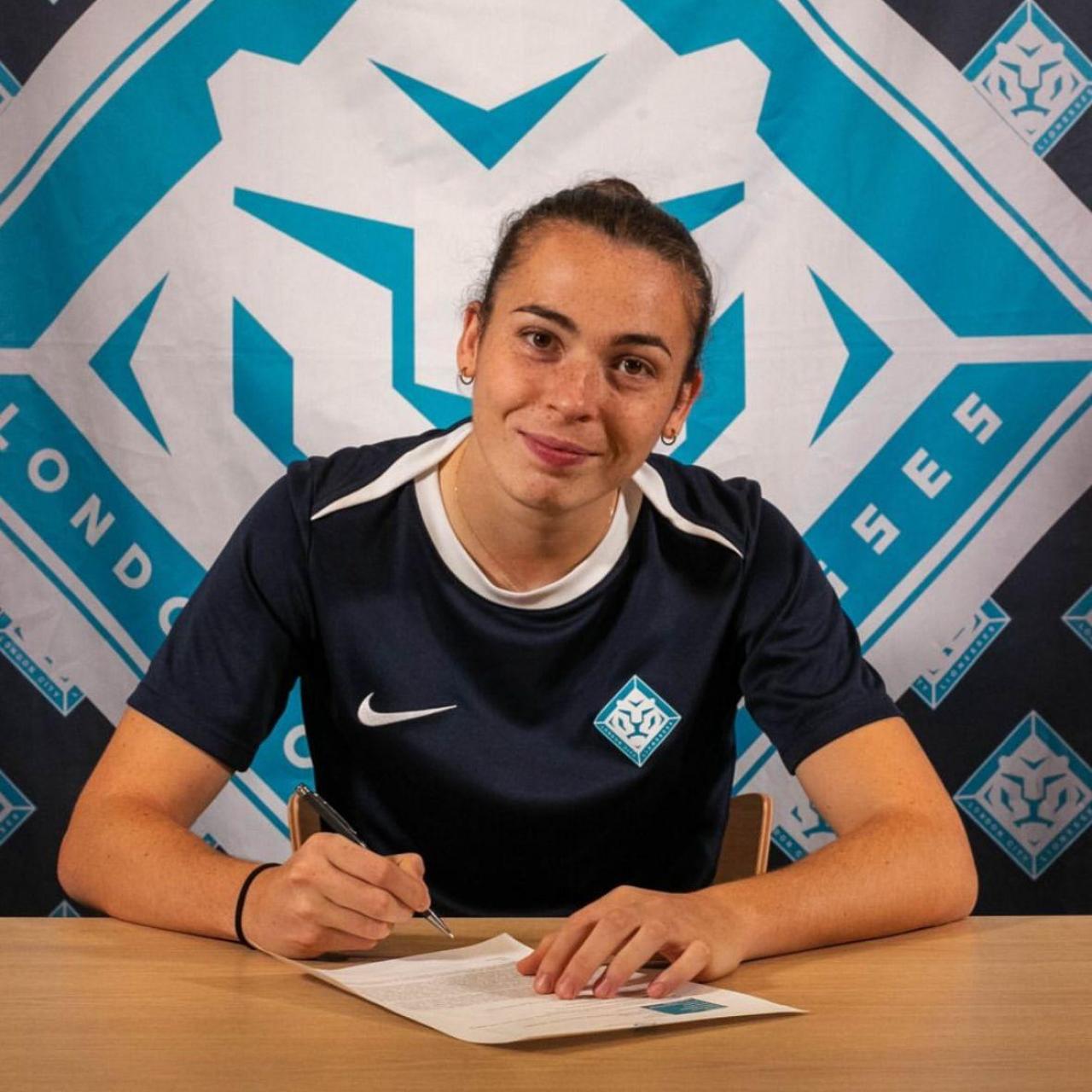 Lucía Corrales firma su contrato con London City Lionesses