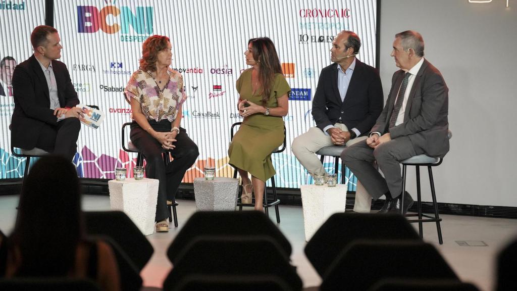 La directora general del Parc Científic de Barcelona (PCB), Maria Terrades; la director territorial de HM Hospitales a Catalunya; la doctora Lidón Millá; el director de la zona nordest de Sanitas Seguros, Joaquín Chamorro; i el director territorial de Barcelona/Vallès de Quirón Salud, Xavier Mate; en les jornades del Barcelona Desperta