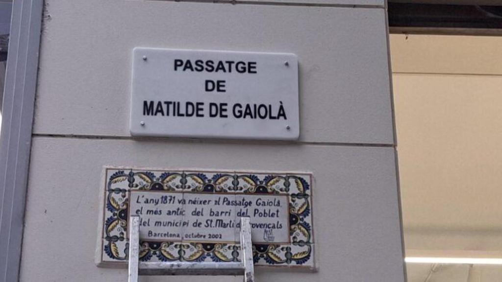 Placa de la calle Passatge de Matilde de Gaiolà, en el Eixample