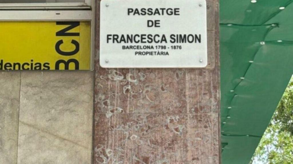 Placa del Passatge de Francesca Simón, en el Eixample