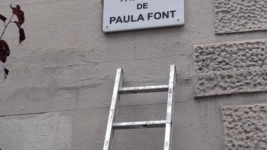La nueva placa de la calle Paula Font, en el Eixample