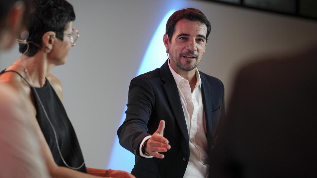 El alcalde de Castelldefels, Manu Reyes, durante la mesa redonda