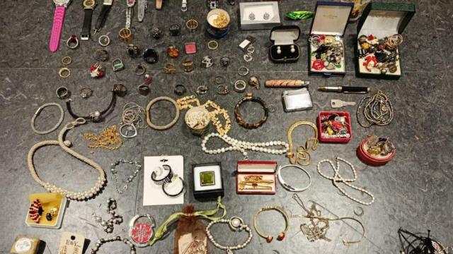 Los objetos requisados por los Mossos d'Esquadra tras haber detenido a dos ladrones en Les Corts