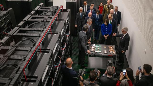 El Rey Felipe VI y la ministra de Ciencia, Innovación y Universidades, Diana Morant, durante su visita al Barcelona Supercomputing Center - Centro Nacional de Supercomputación (BSC-CNS), en una imagen de archivo.