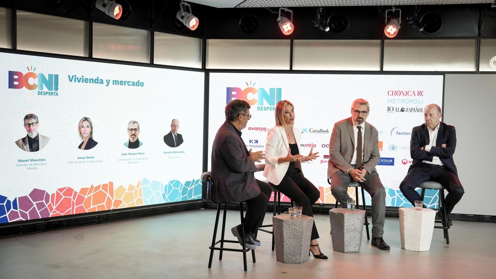 Anna Gener (Savills), Joan Ramon Riera (Ayuntamiento de Barcelona) y Gonzalo Bernardos (economista), en conversación con Manel Manchón (Metrópoli) durante el Desperta BCN! en Casa Seat
