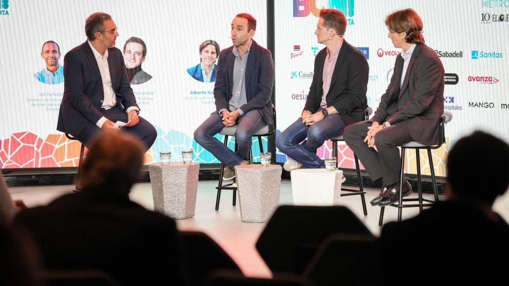 De izq. a dcha., el director de Crónica Vasca, Alberto Lardiés, junto a Yuri Fernández, director de Comunicación de Uber, Juan Luis Fernández, director de Políticas Públicas de Bolt, y Alberto González, director general de Cabify España, durante el III Foro Bcn! Desperta, en Casa Seat